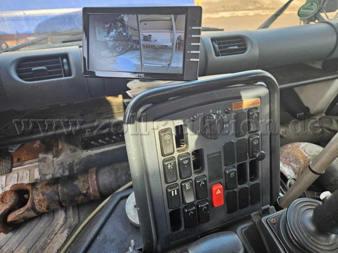 Monitor Rückfahrkammera und Bedienpult Mitte
