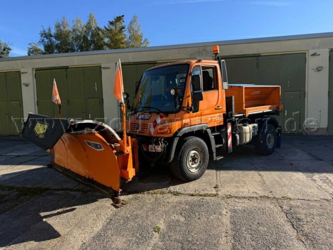 1 Mercedes-Benz Unimog U 290 mit GMEINER Streuautomat und BEILHACK Schneepflug – foto 2 – kavel bij Zoll-Auktion, Flöha