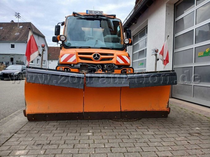 Unimog mit Schneepflug
