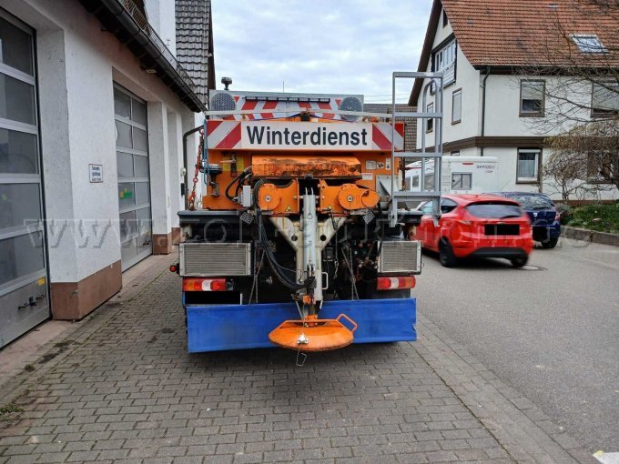 Unimog Rückansicht mit Streuer (Lackschäden am Streuer oben)