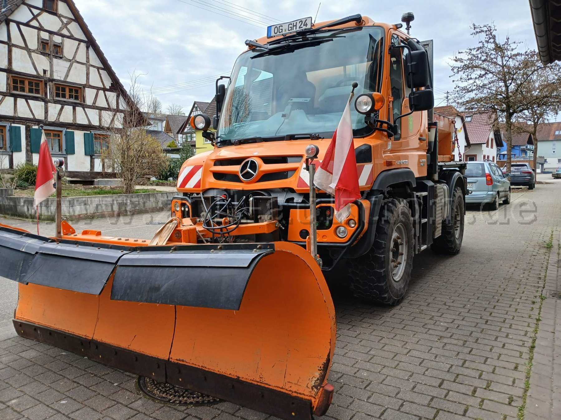 Unimog mit Schneepflug