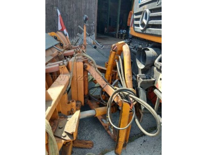 Anbau- und Hydraulikeinrichtung des Schneepflugs am Unimog.