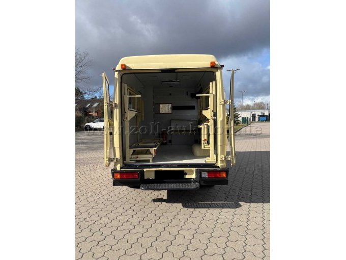 Heckansicht mit offenen Türen