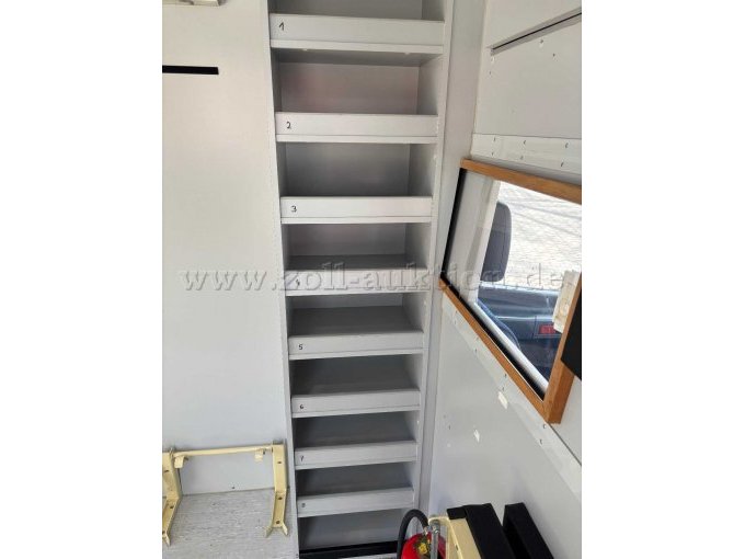 Ablageregale im Innenraum