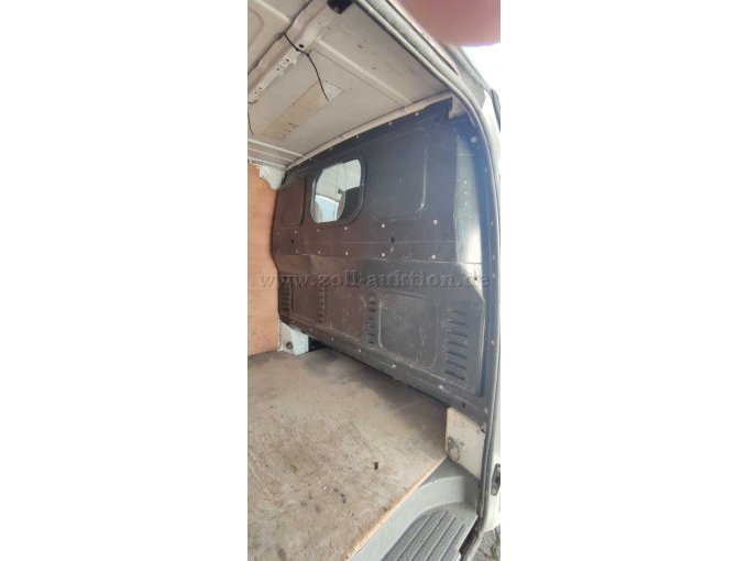 Blick in den Laderaum durch die Seitentür zur Trennwand