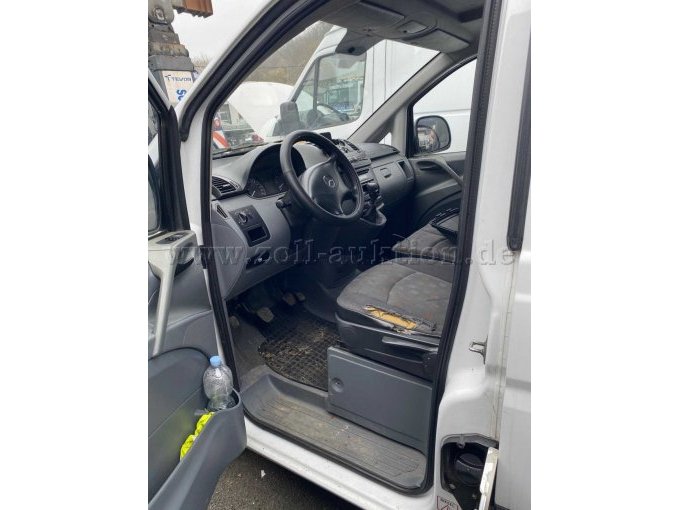 Ansicht Fahrerplatz mit verschlissenem Fahrersitz