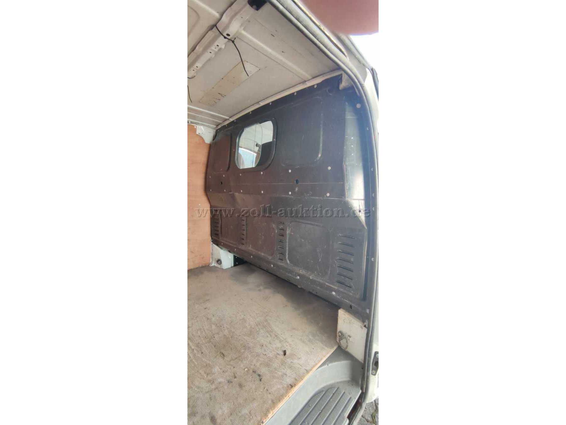 Blick in den Laderaum durch die Seitentür zur Trennwand