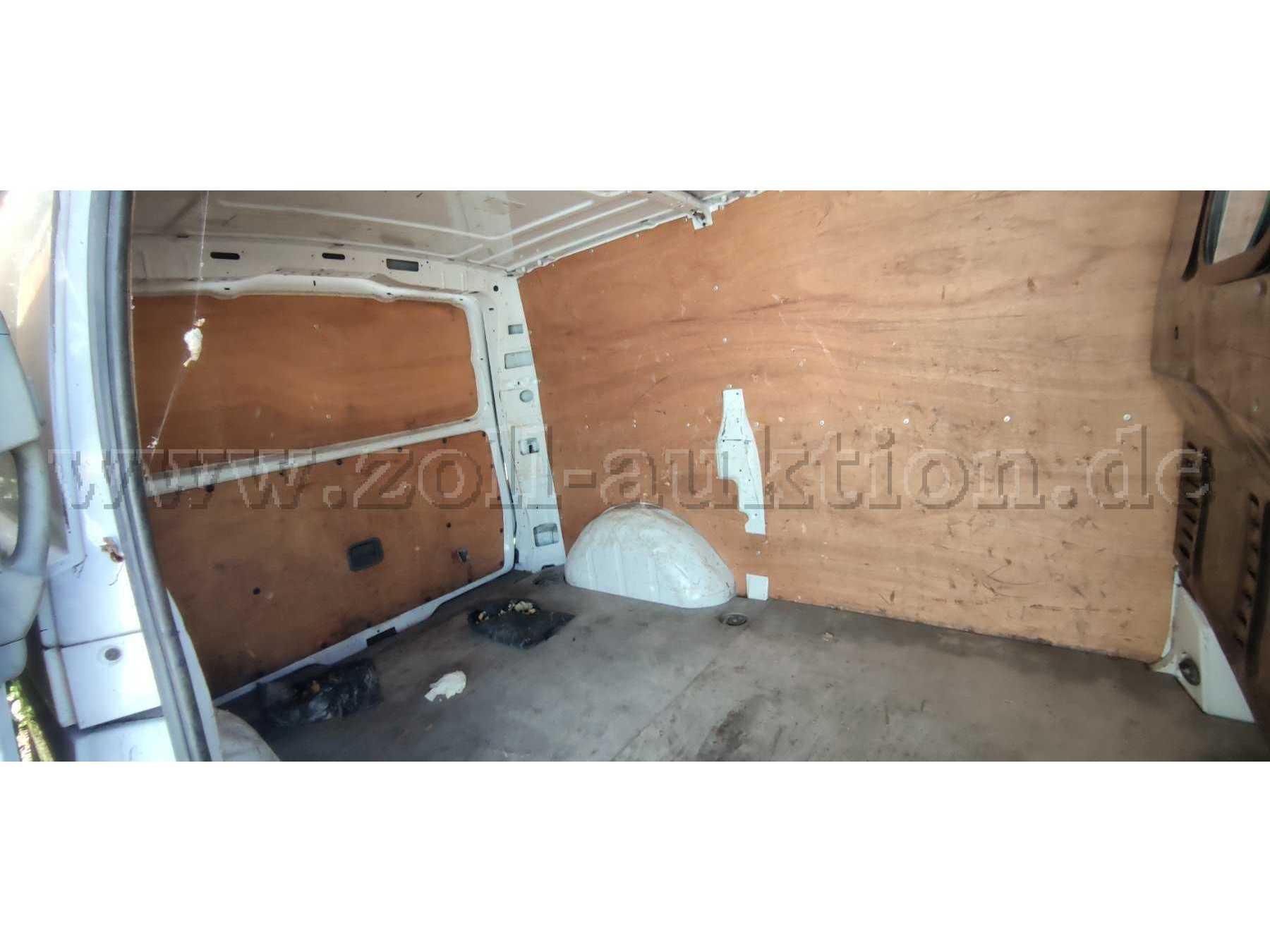 Blick in den Laderaum durch die Seitentür (Müll wurde entfernt)