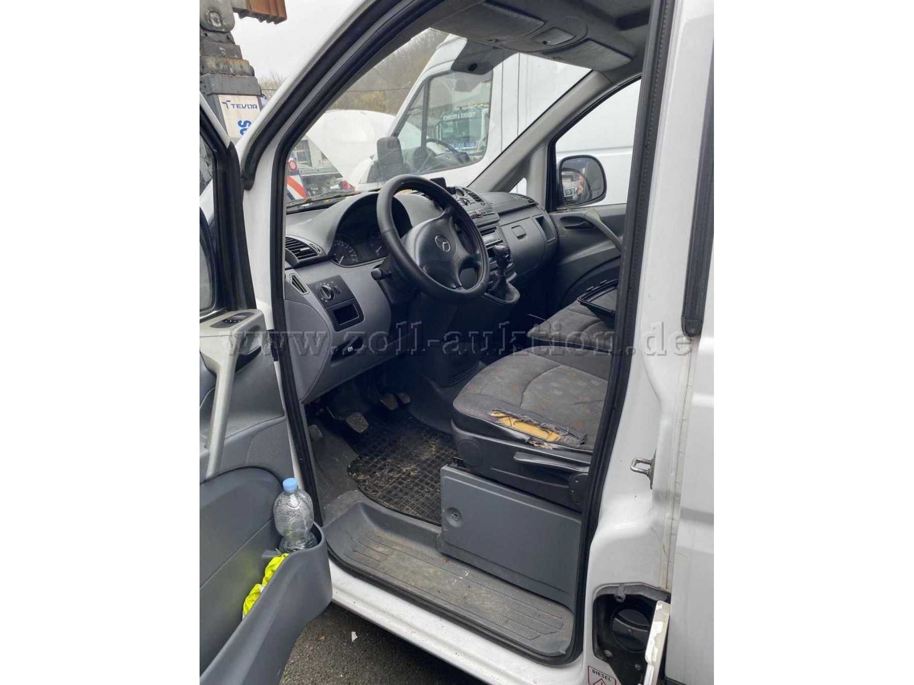 Ansicht Fahrerplatz mit verschlissenem Fahrersitz