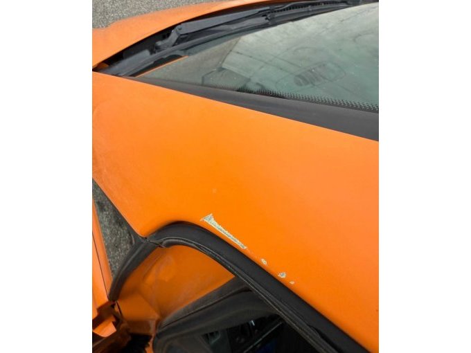 Ansicht von Lackschaden am Türrahmen an Fahrertür