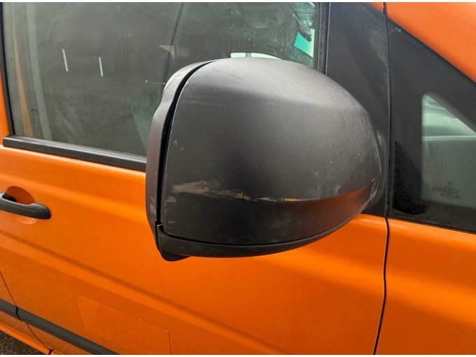 Ansicht von beschädigtem Spiegel vorne links