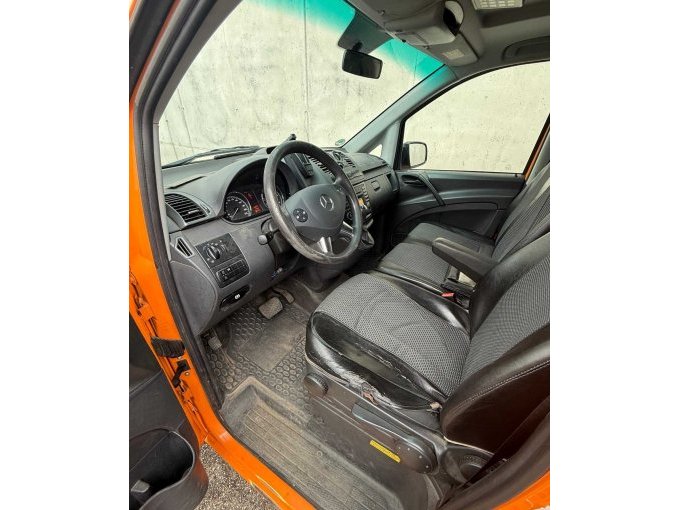 Ansicht der Vordersitze mit Armaturenbrett