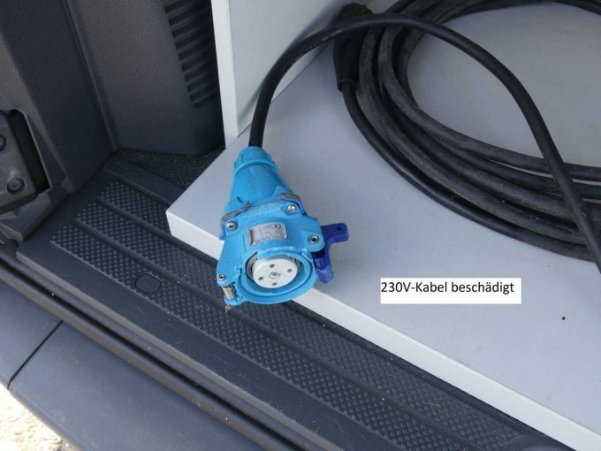 230V Kabel beschädigt