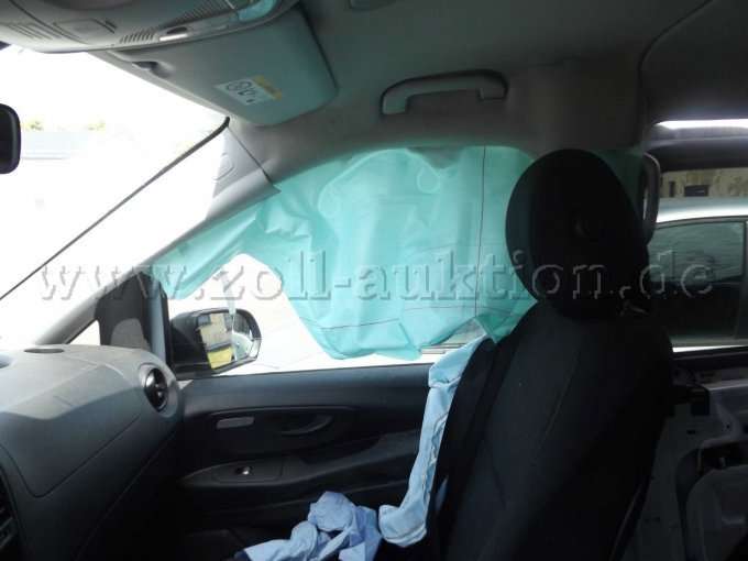 Innenansicht ausgelöste Airbags rechts