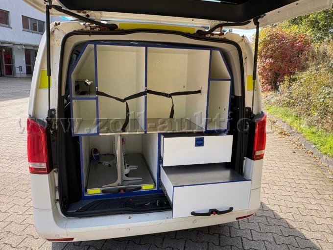 Kofferraum mit geöffneter Schublade