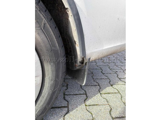 Beschädigung Schmutzfänger hinten links