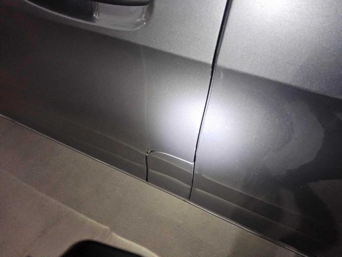 Türkante vorn links lackbeschädigt