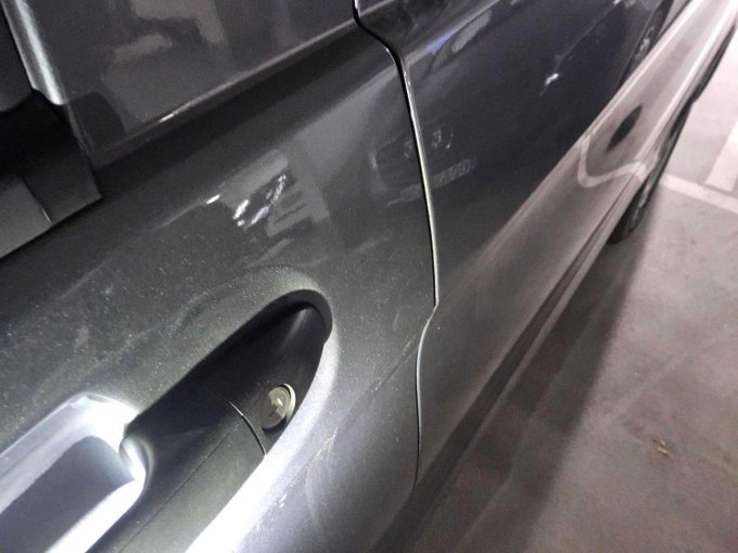 Delle und Kratzer Tür vorn links