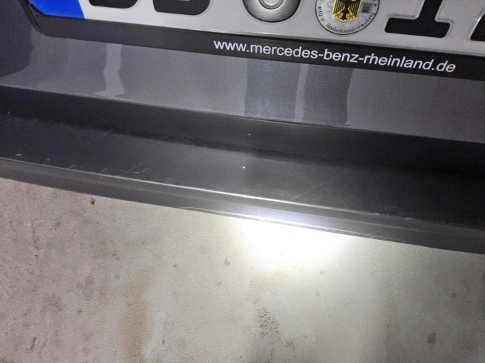 Stoßfänger hinten mit Nutzungsspuren an der Ladekante