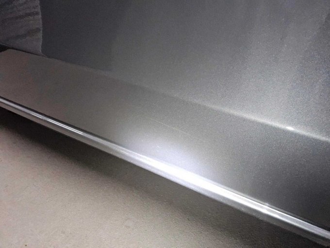 oberflächlicher Kratzer an der Schiebetür hinten rechts unterhalb