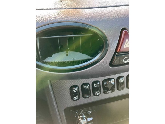 Defektes Armaturenbrett-Lüftungsgitter