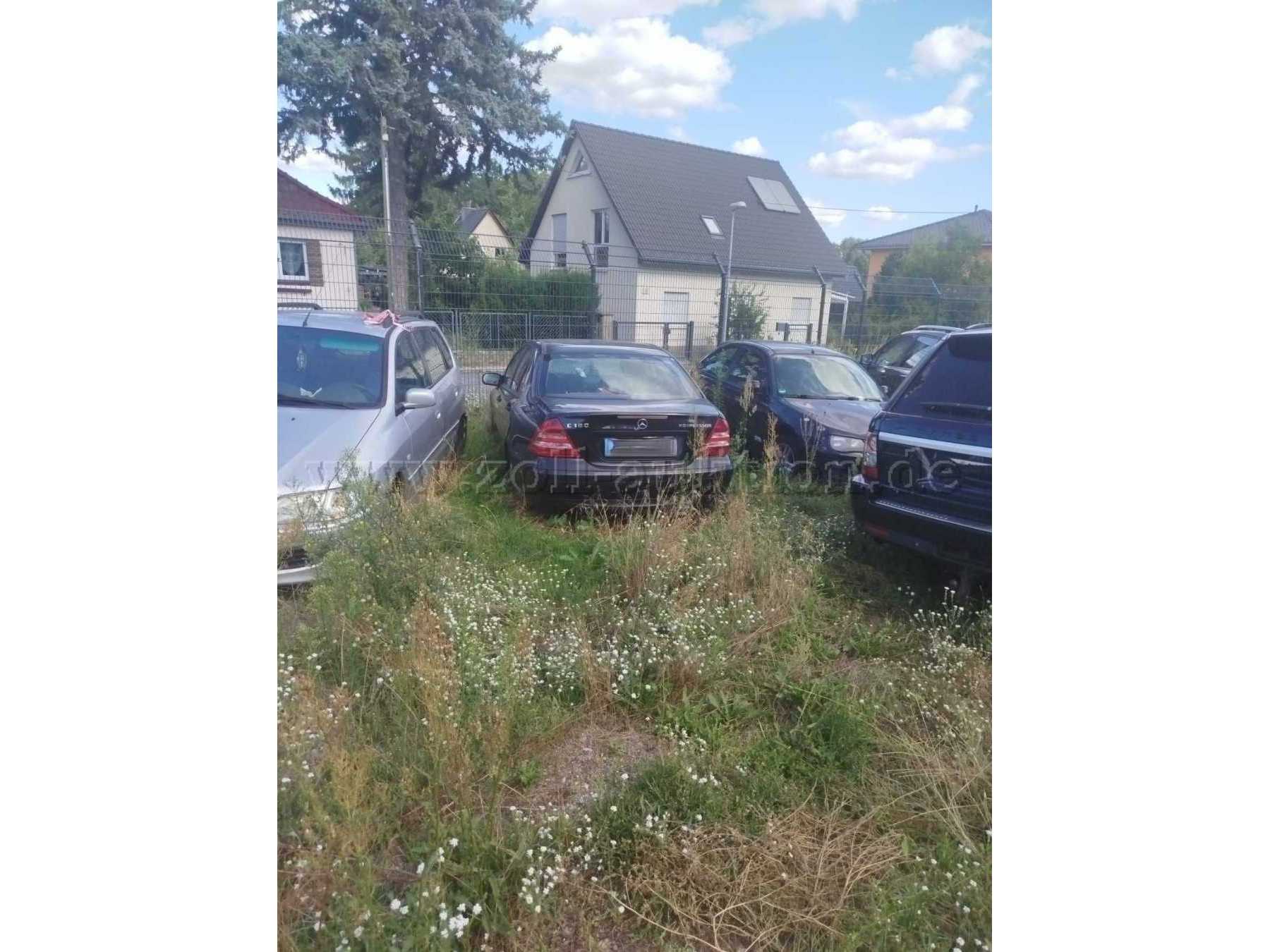 Angeboten wird lediglich der abgebildete Mercedes Benz C 180 in der Farbe schwarz
