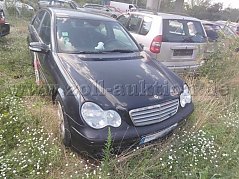 Angeboten wird lediglich der im Vordergrund abgebildete schwarze Mercedes Benz C 180.