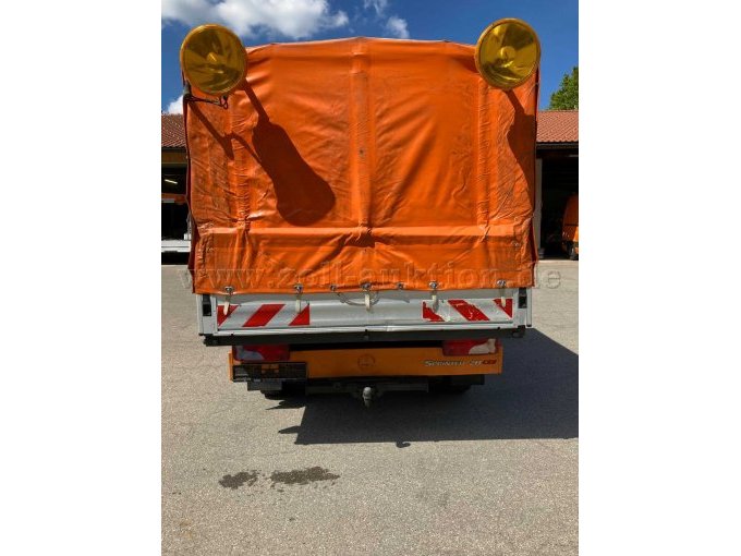 MB Sprinter, von hinten hinten mit geschlossener Plane
