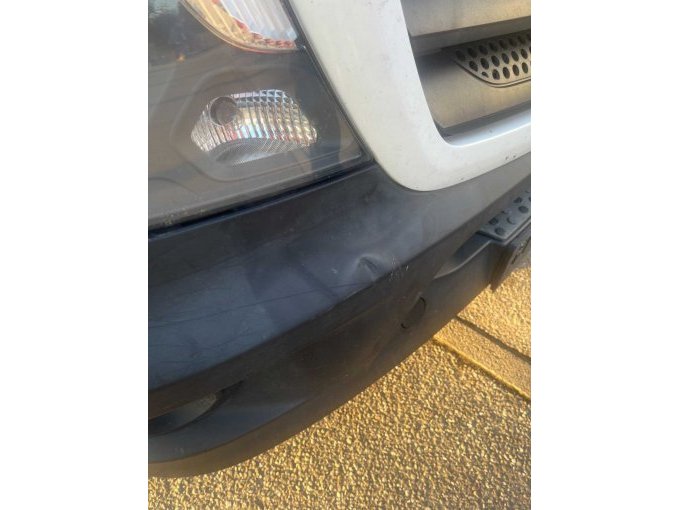 Beschädigung Stoßfänger vorne