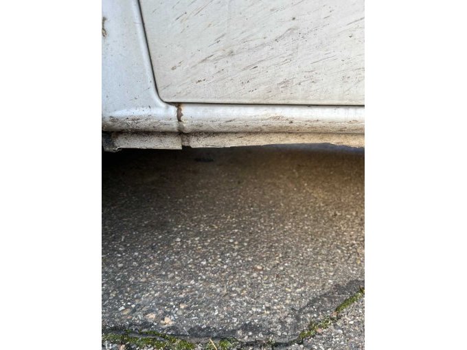 eingedrückter Schweller mit Rostansatz