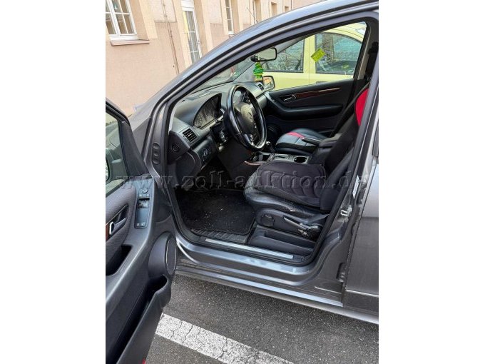 Innenansicht Vordersitze.jpg