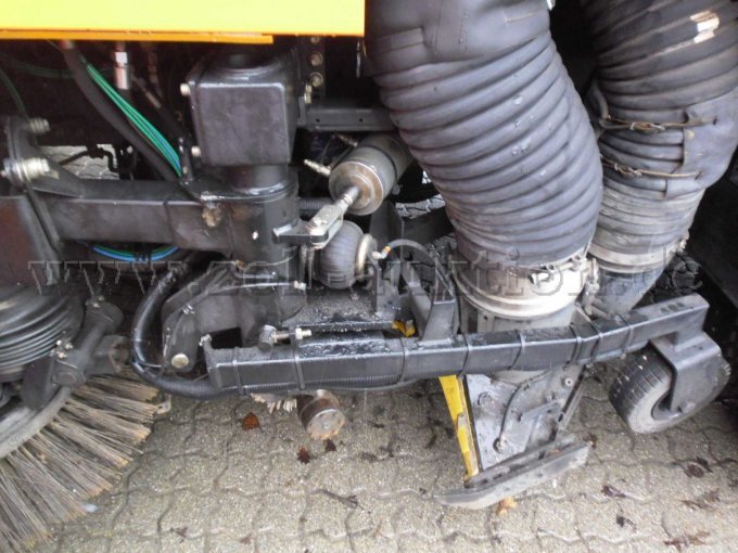 Seitenbesenauf-nahme links