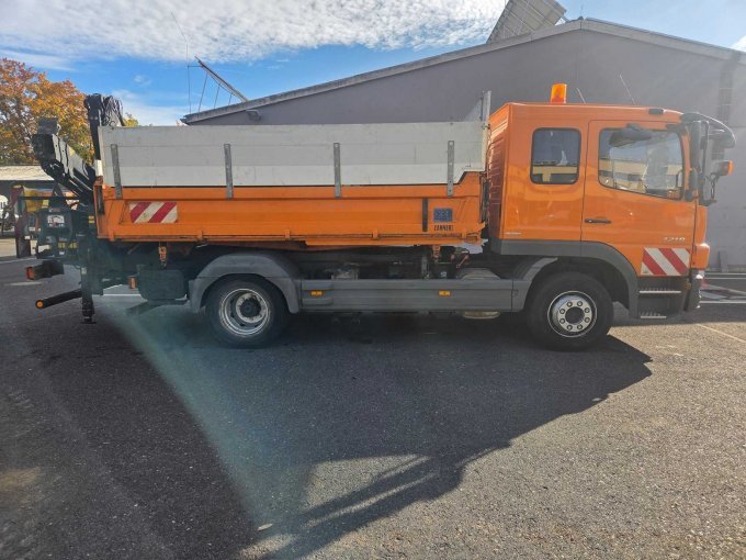 1 Mercedes Benz Atego LKW Kipper Typ 970.05 mit Ladekran u. Kinshofer-Greifer – foto 2 – kavel bij Zoll-Auktion, Bayreuth