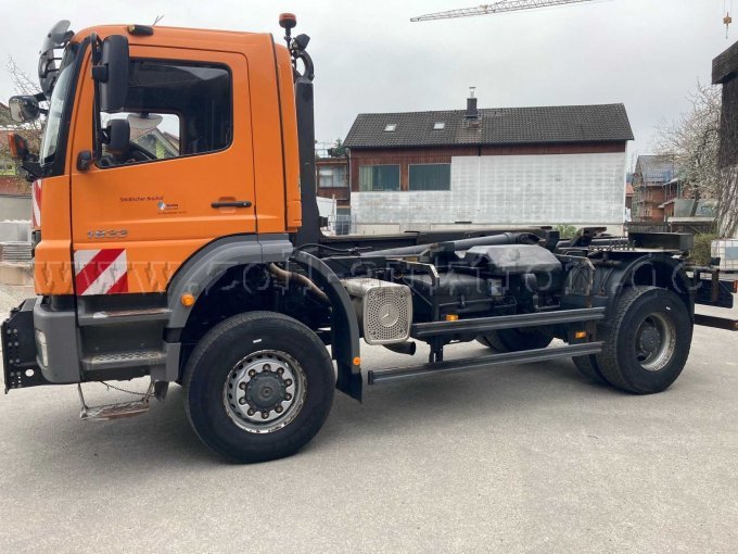 1 Mercedes Benz Axor mit Meiller Hakenlift und Küpper Weisser Streuer – foto 4 – kavel bij Zoll-Auktion, Dorfen