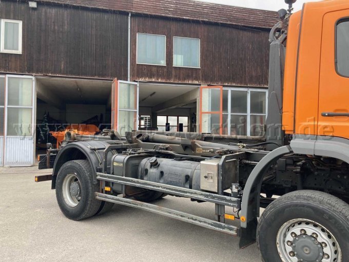 1 Mercedes Benz Axor mit Meiller Hakenlift und Küpper Weisser Streuer – foto 8 – kavel bij Zoll-Auktion, Dorfen