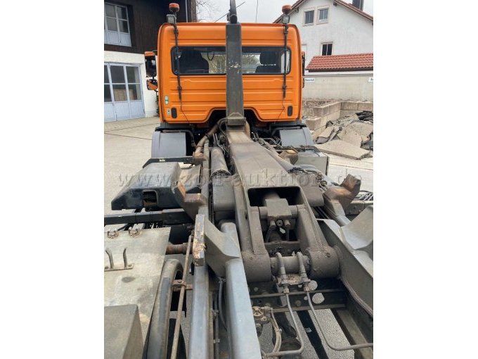 1 Mercedes Benz Axor mit Meiller Hakenlift und Küpper Weisser Streuer – foto 2 – kavel bij Zoll-Auktion, Dorfen