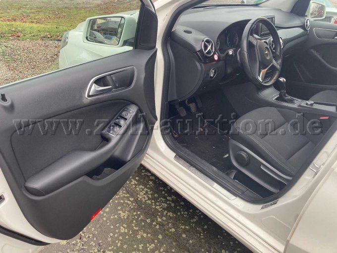 Fahrerseite, Tür, Cockpit und Fahrersitz