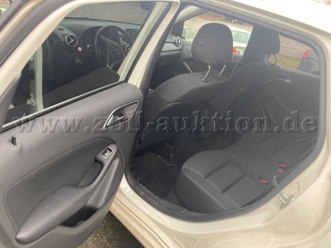 Fahrerseite, Rücksitz und Tür