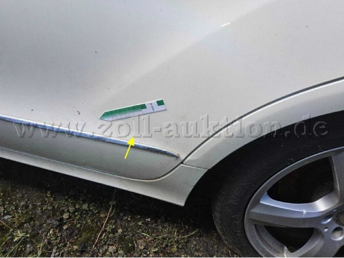 Tür hinten links zerkratzt