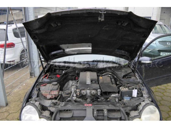 geöffnete Motorhaube