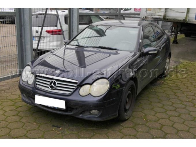 Auto schräg von vorn