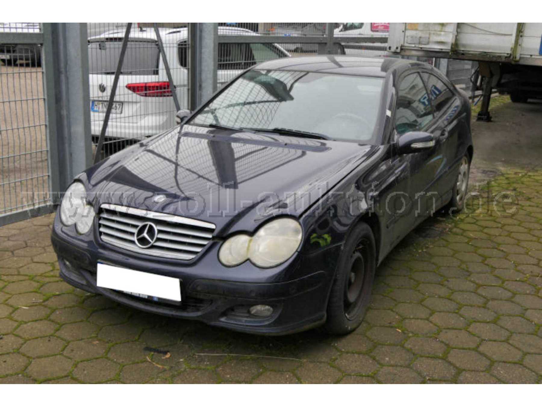 Auto schräg von vorn