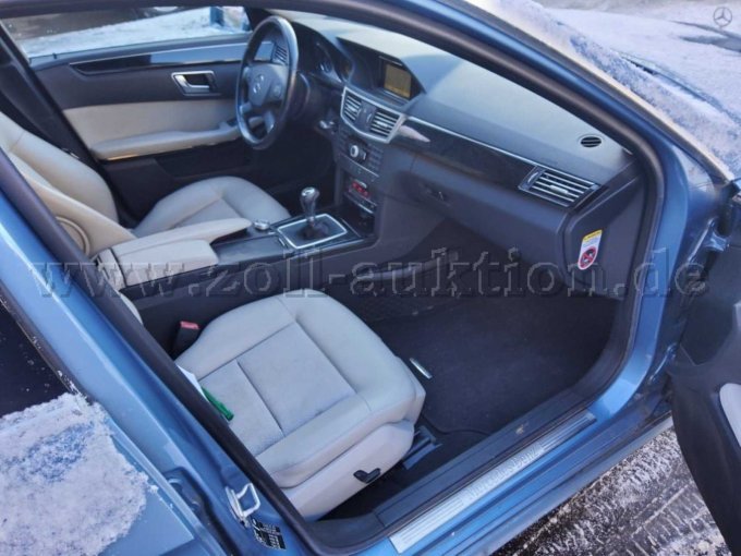 Fahrzeuginnenraum durch die Beifahrertür