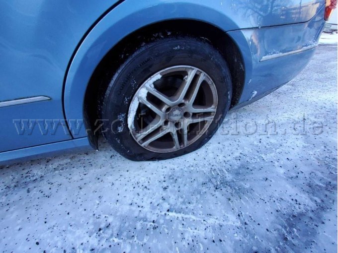 Räder, Reifen hinten links drucklos