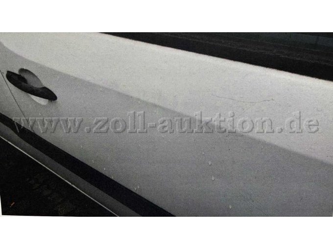 Fahrzeug-Kratzer-und-Delle-rechte-Tür