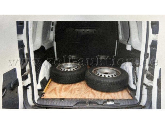 Fahrzeug-Laderaum-4 Winterräder-auf-Stahlfelge