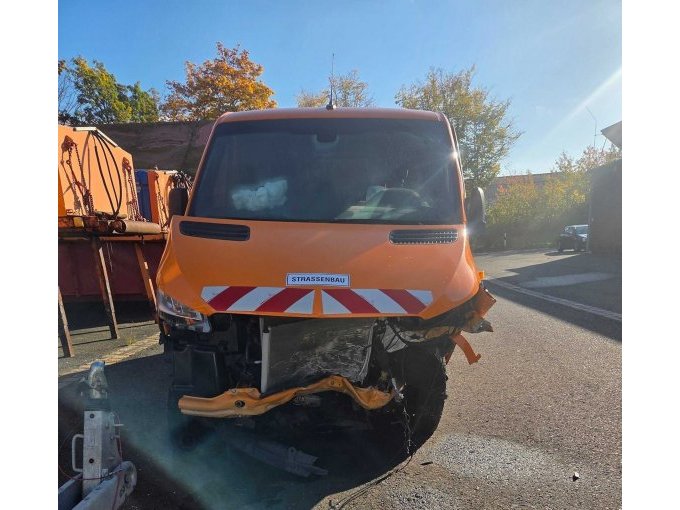 1 Mercedes Benz KLKW offener Kasten Typ 906BA35/4x4 Unfallfahrzeug – foto 7 – kavel bij Zoll-Auktion, Bayreuth