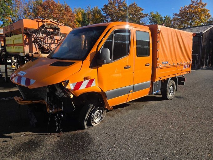 1 Mercedes Benz KLKW offener Kasten Typ 906BA35/4x4 Unfallfahrzeug – foto 4 – kavel bij Zoll-Auktion, Bayreuth