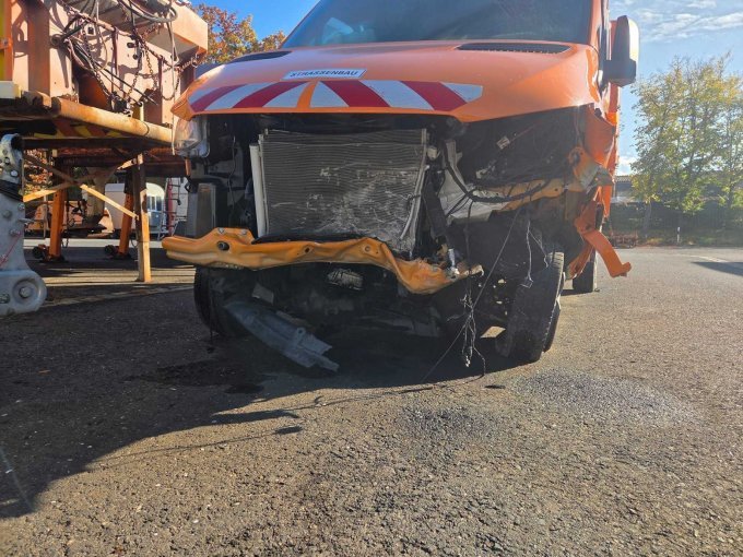 1 Mercedes Benz KLKW offener Kasten Typ 906BA35/4x4 Unfallfahrzeug – foto 6 – kavel bij Zoll-Auktion, Bayreuth