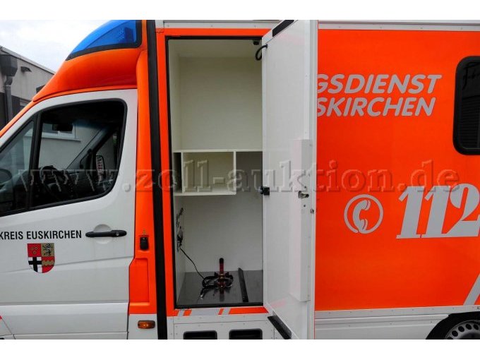 Blick in geöffneten Seitenschrank links